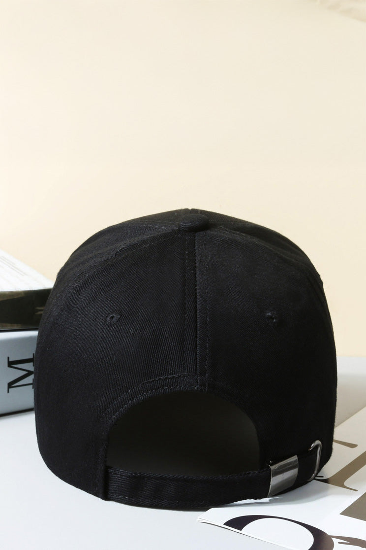 SVL Padel Classic Cap in black, featuring an adjustable strap, curved brim, and embroidered logo, providing stylish sun protection during outdoor padel matches