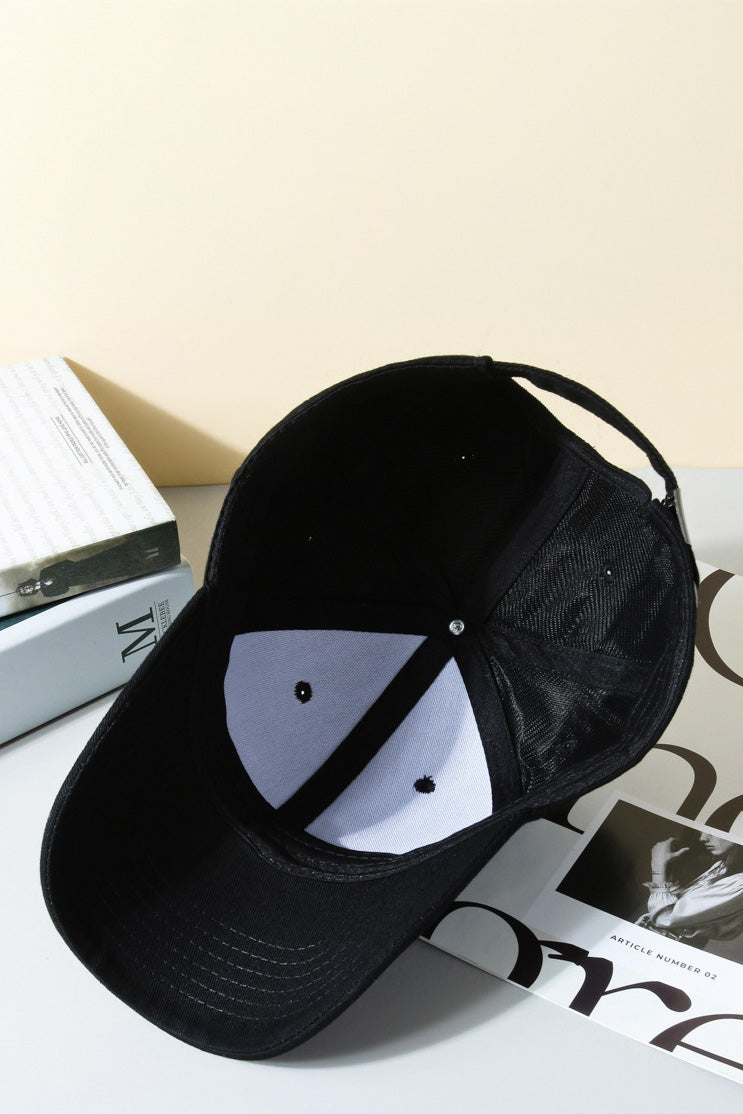 SVL Padel Classic Cap in black, featuring an adjustable strap, curved brim, and embroidered logo, providing stylish sun protection during outdoor padel matches